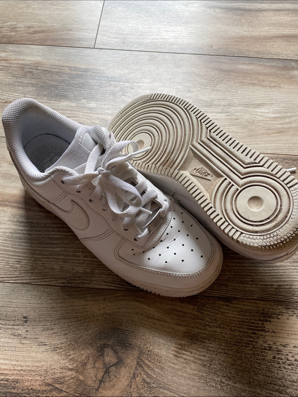 Nike White Air Force 1 Low-Top Leather Sneakers - Picture 5 of 5